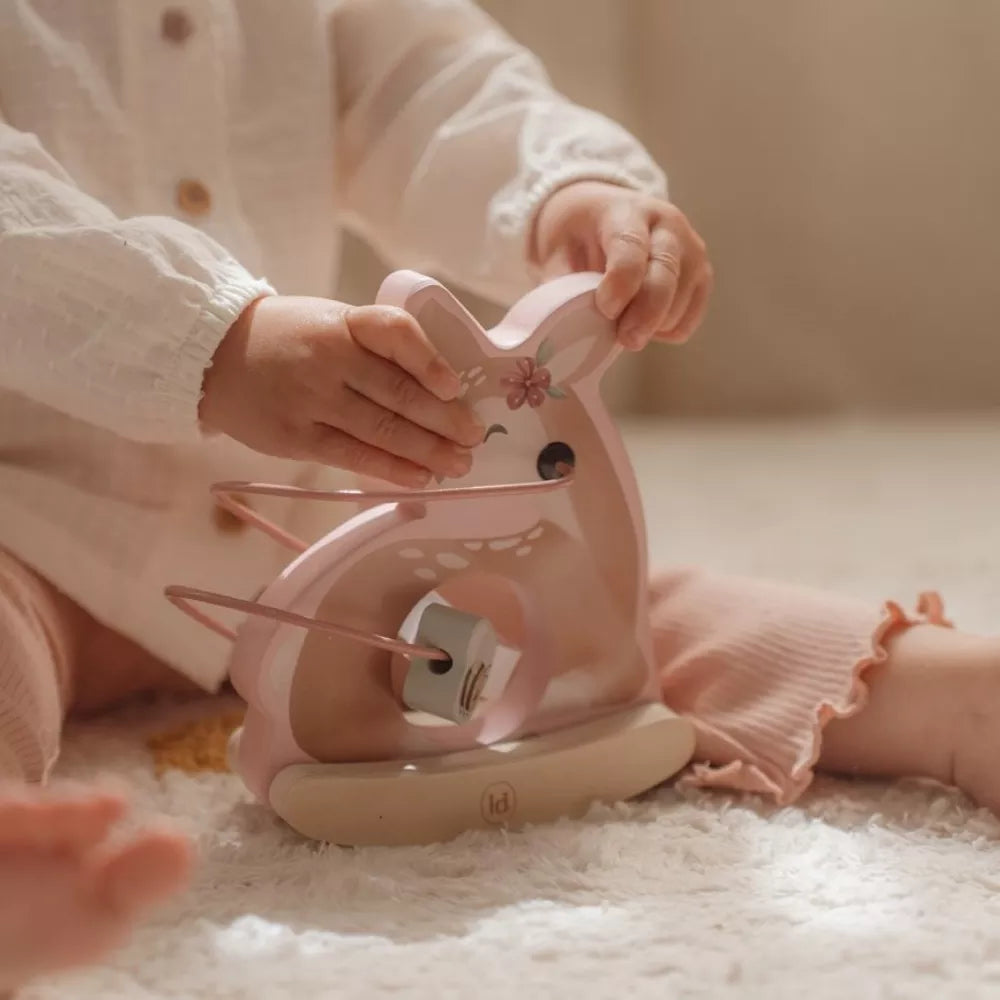 Bambina con il Looping Cerbiatto Little Dutch