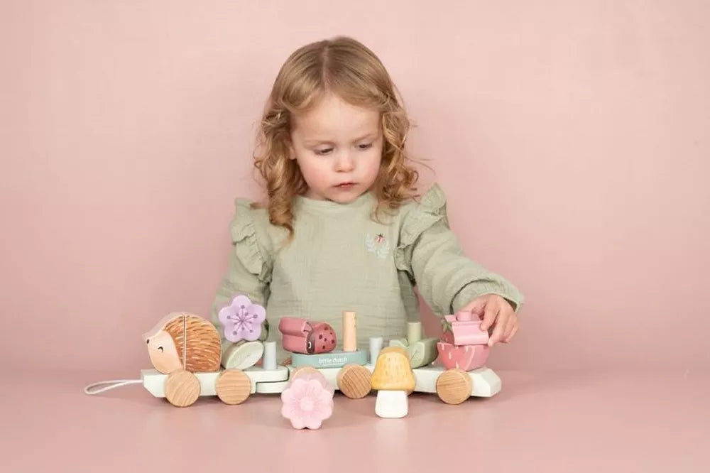 Bambina gioca con il Treno Impilabile Riccio Little Dutch
