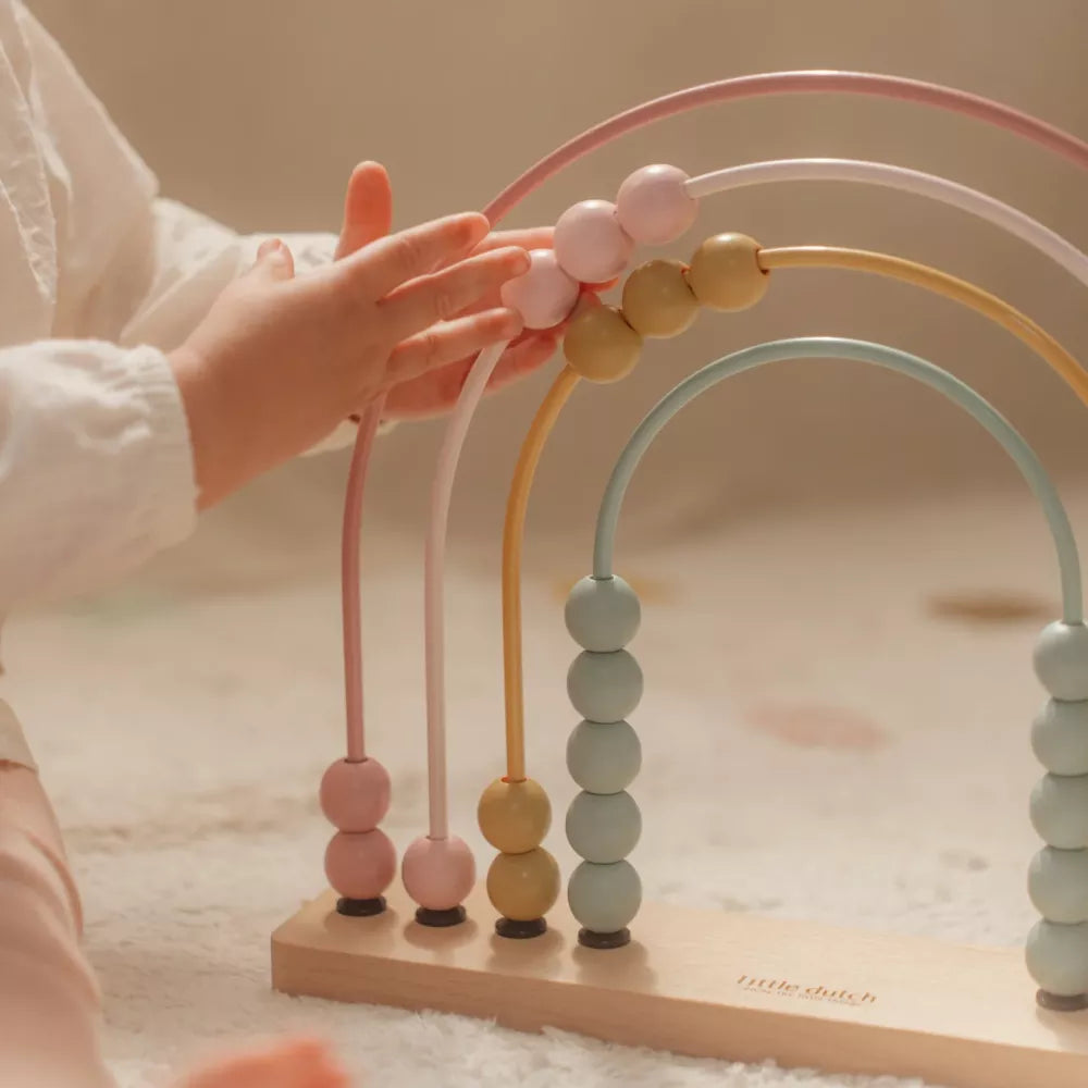 Bambina gioca con l'Abaco Little Dutch Fairy Garden