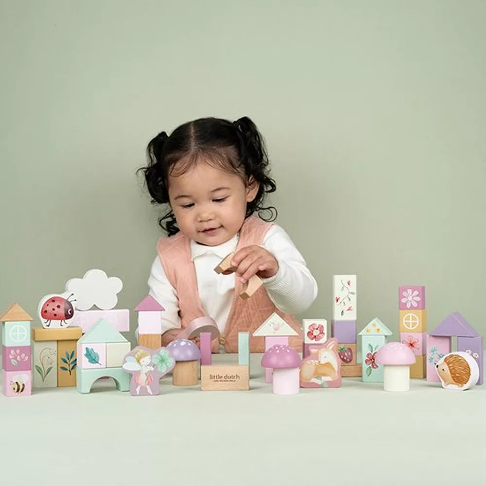 Bambina gioca con le Costruzioni Little Dutch Fairy Garden