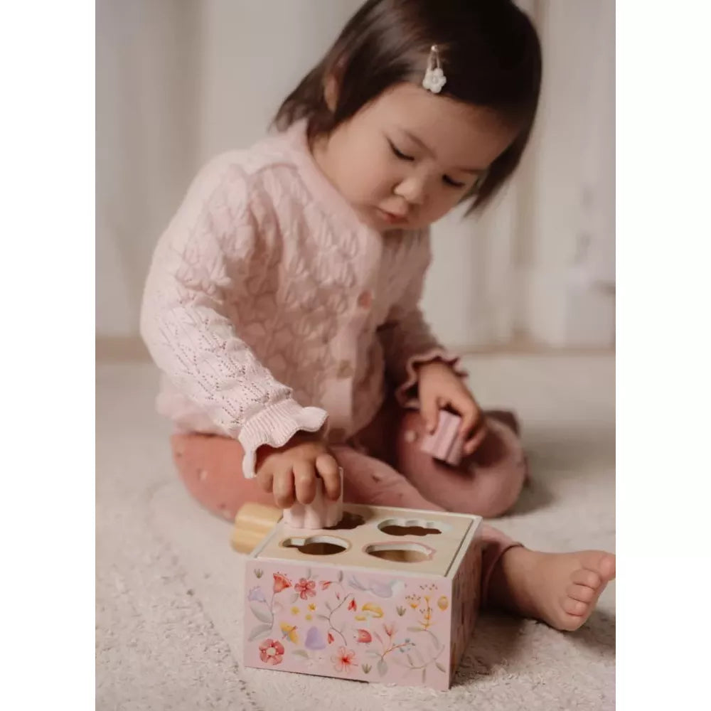 Bambina gioca con la Scatola delle Forme Little Dutch Fairy Garden