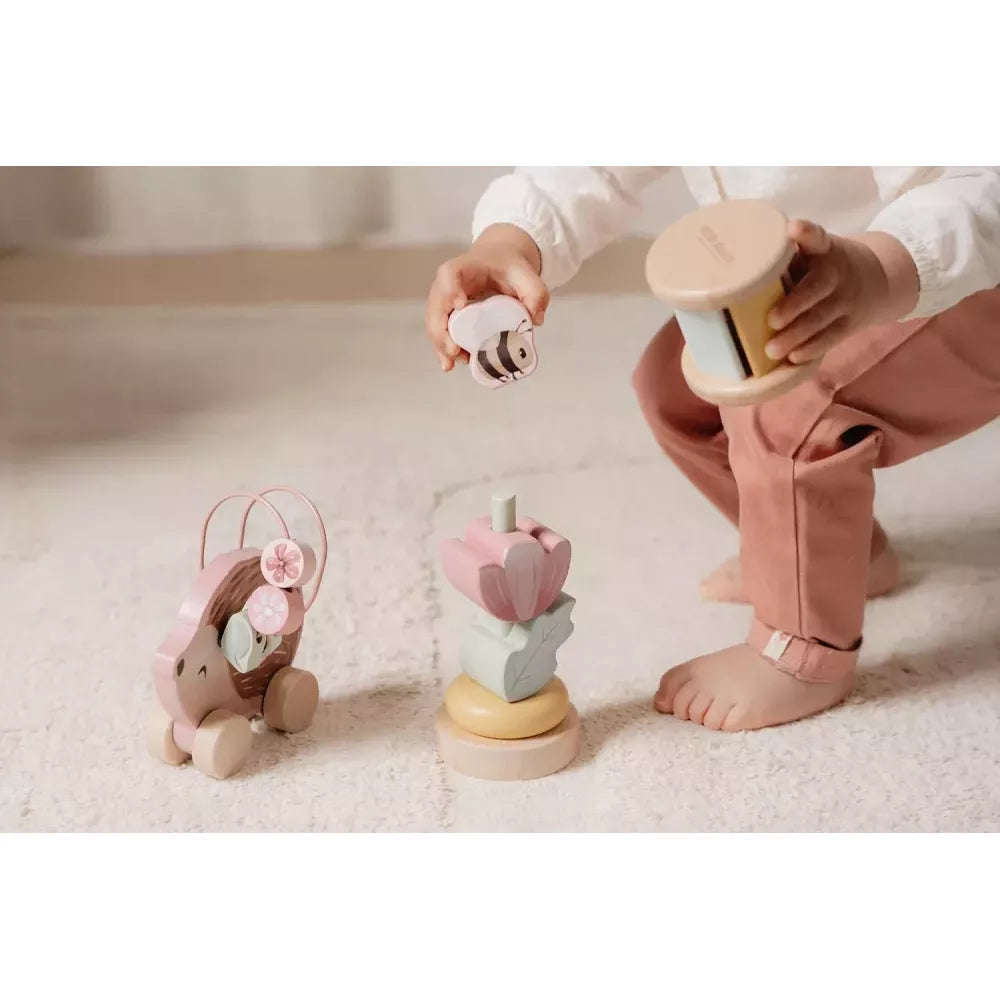 Bambina gioca con il Set Regalo in Legno Fairy Garden