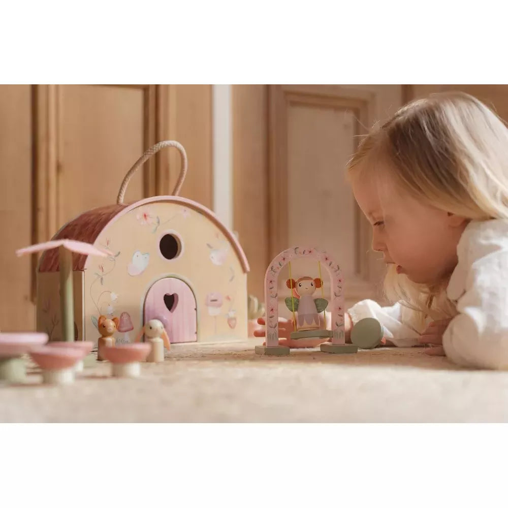 Bambina gioca con la Casa delle Fate Little Dutch