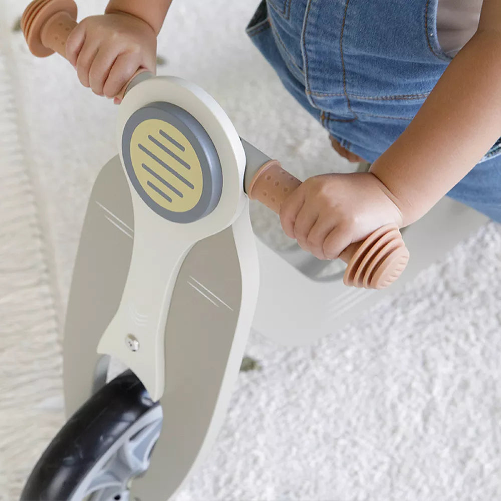 Dettaglio del manubrio dello Scooter Olive Little Dutch