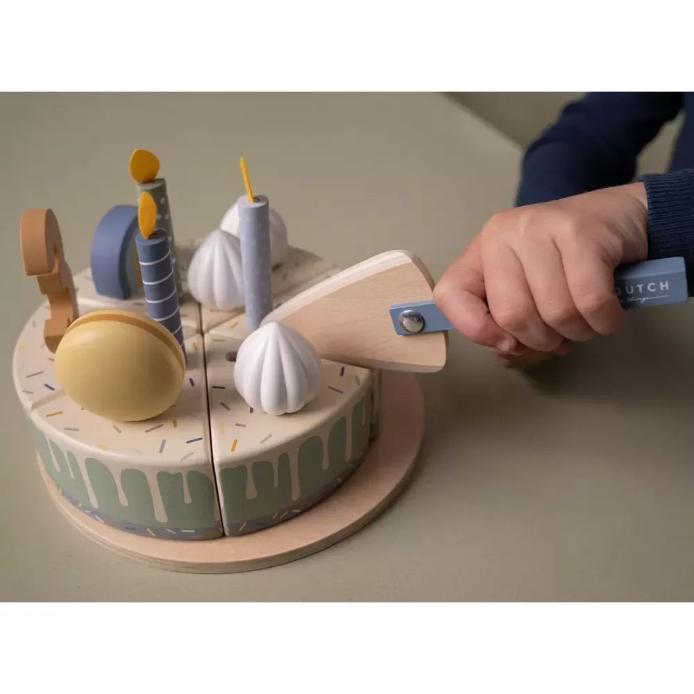 Bambino taglia una fetta della Torta di Compleanno Blu Little Dutch
