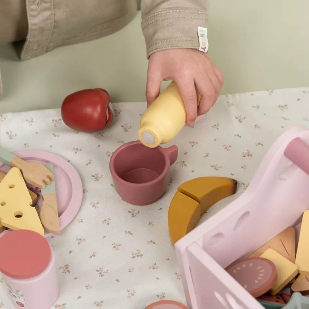 Bambino versa il Succo giocando con il Set Picnic Little Dutch