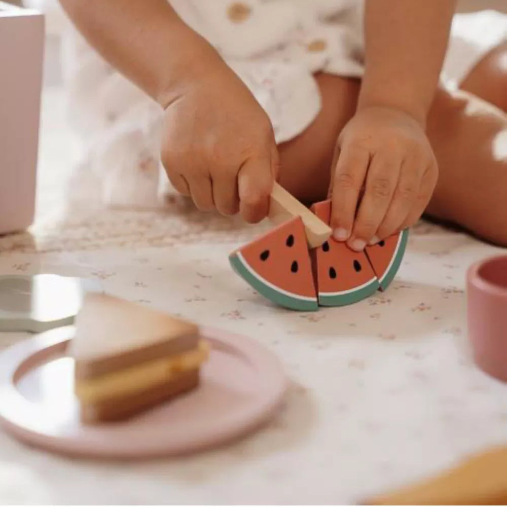 Bambina taglia l'Anguria con il Set Picnic Little Dutch