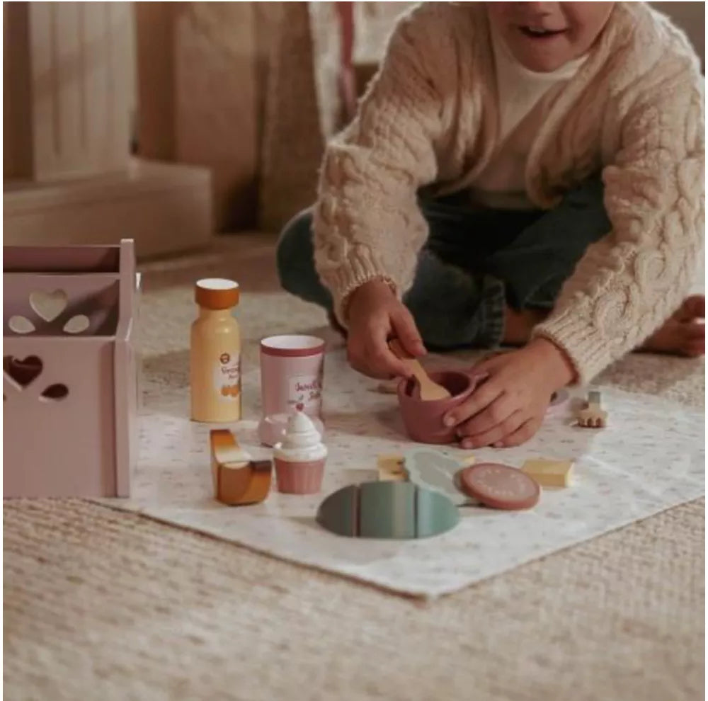 Bambino gioca con il Set Picnic Little Dutch