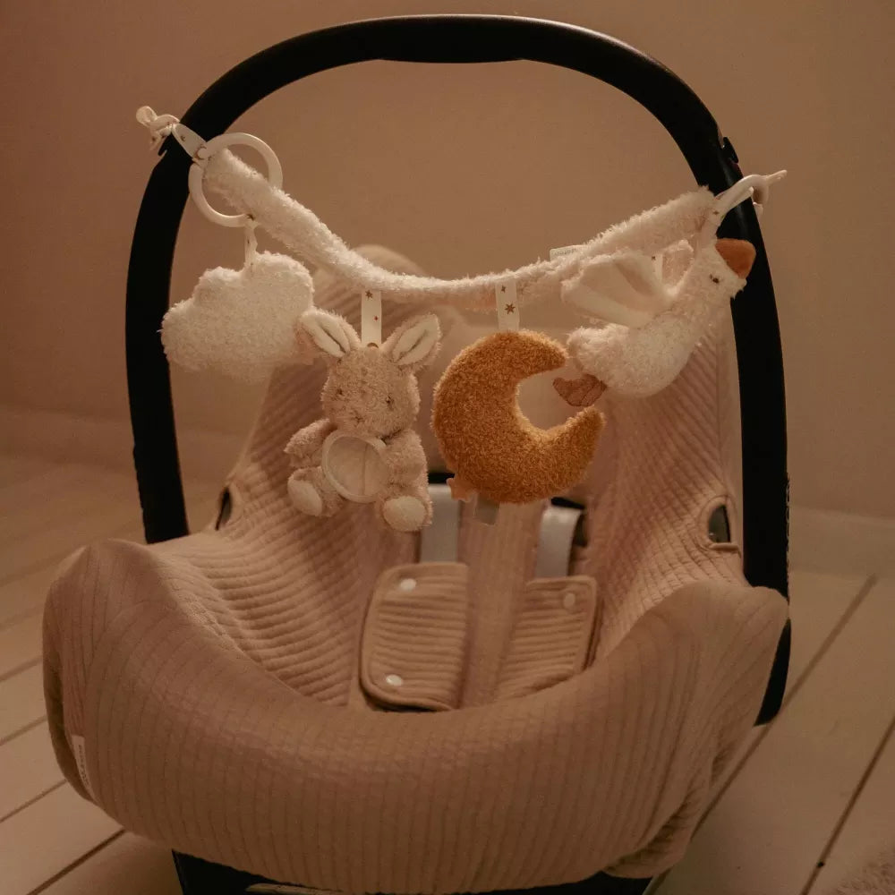 Esempio Gioco da Passeggino Little Dutch Newborn Naturals appeso sull'ovetto