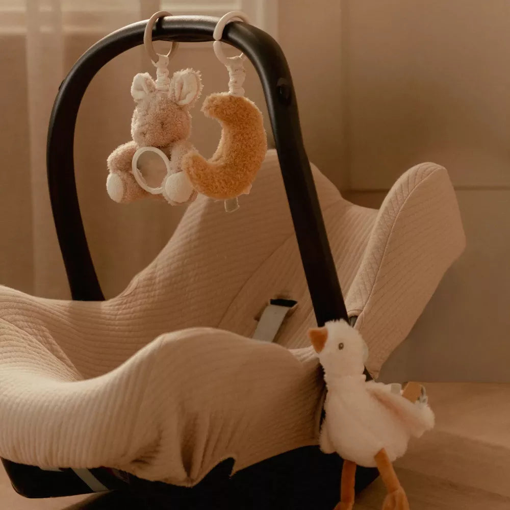 Luna e coniglietto dei Sonagli da Appendere Little Dutch Newborn Naturals appesi all'ovetto