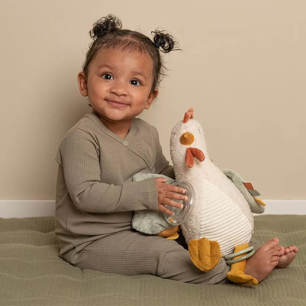 Bambina gioca con la Gallina Multiattività Little Dutch