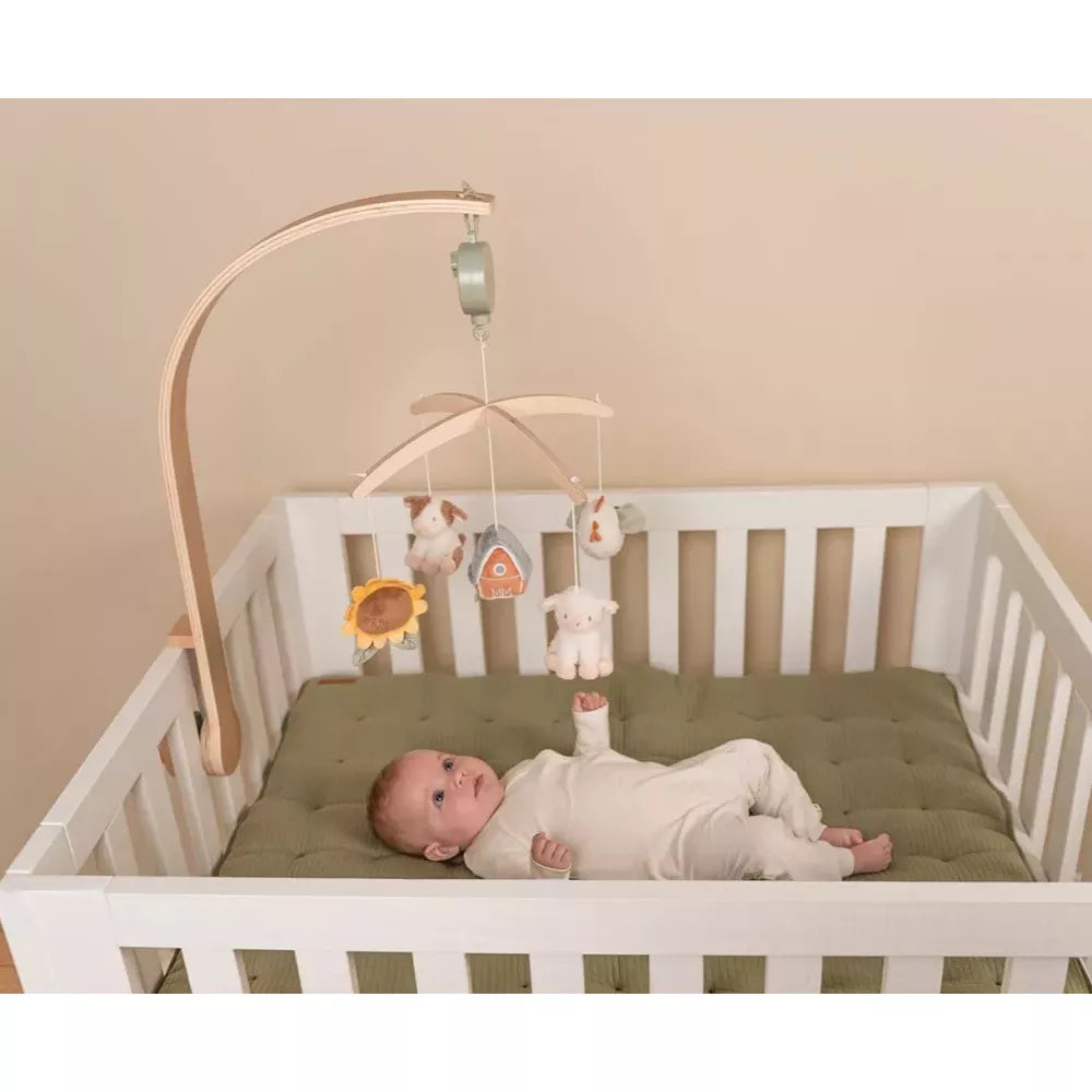 Bambino guarda la Giostrina Musicale Little Dutch Little Farm