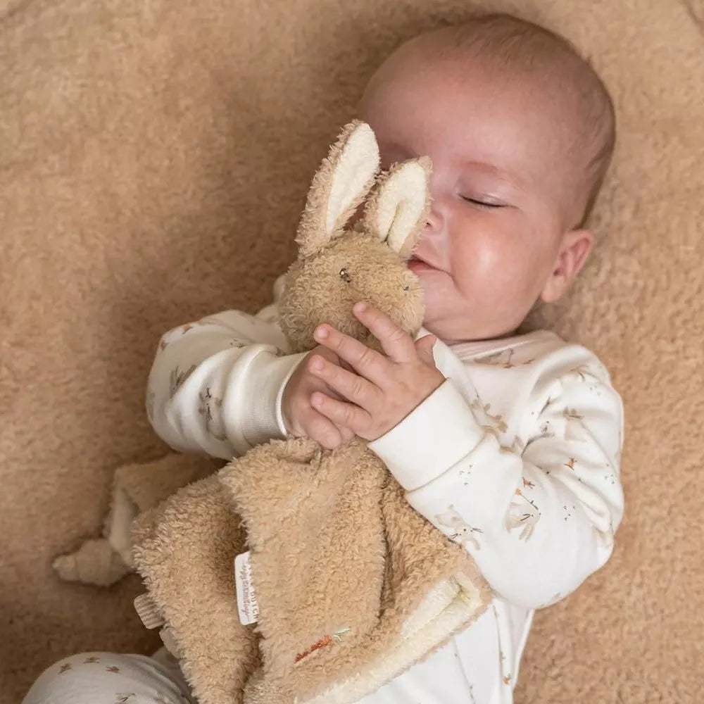 Bambino stringe il Doudou Coniglio Little Dutch