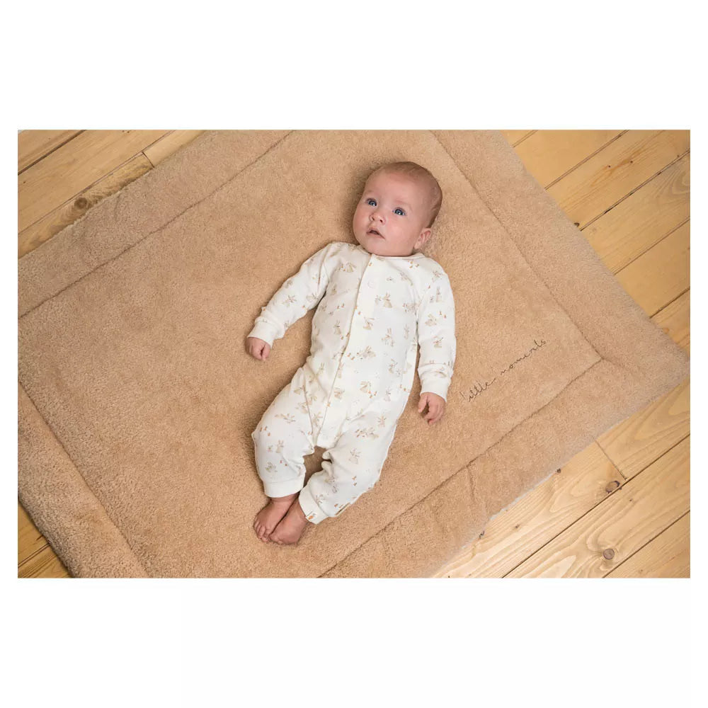 Bambino sul lato marrone del Tappeto Gioco Little Dutch Baby Bunny