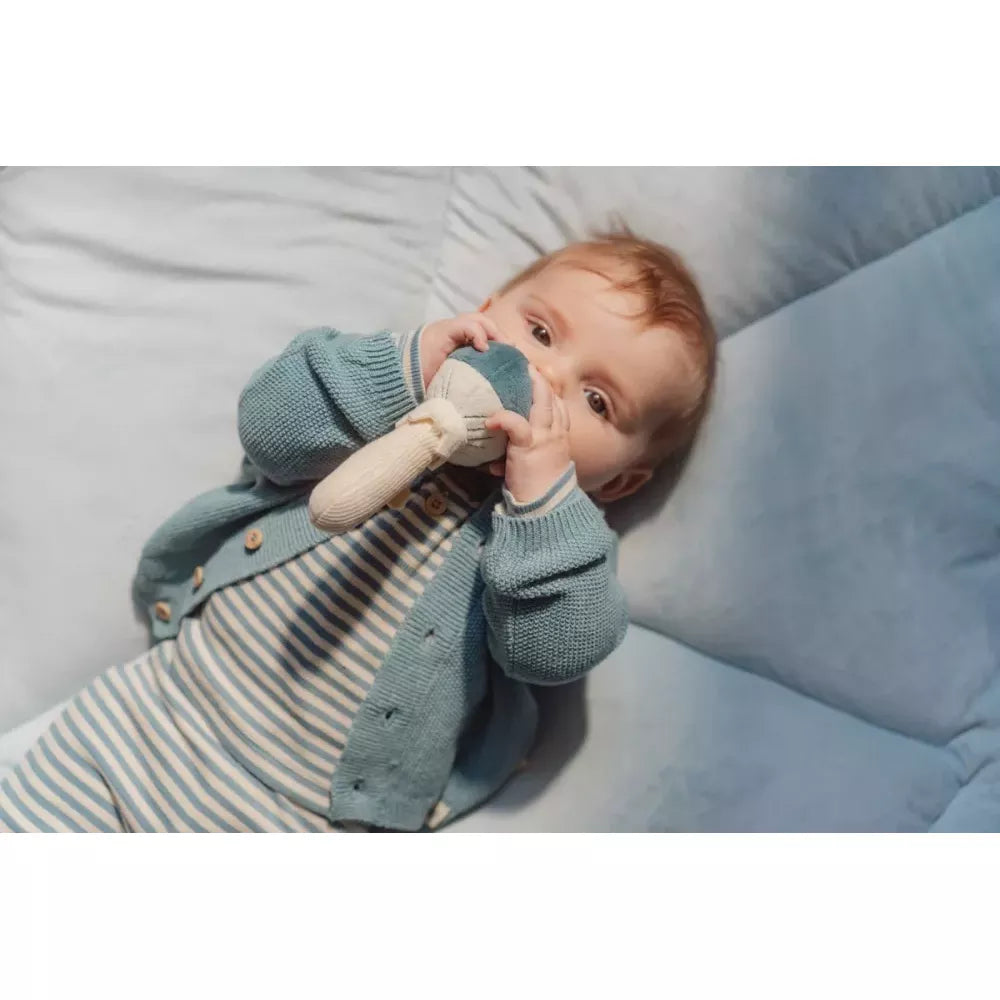 Bambino stringe il Sonaglio Fungo Little Dutch