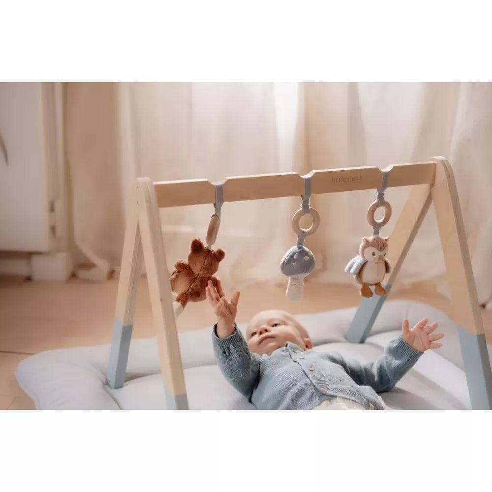 Bambino gioca con Palestrina in Legno Little Dutch Forest Friends