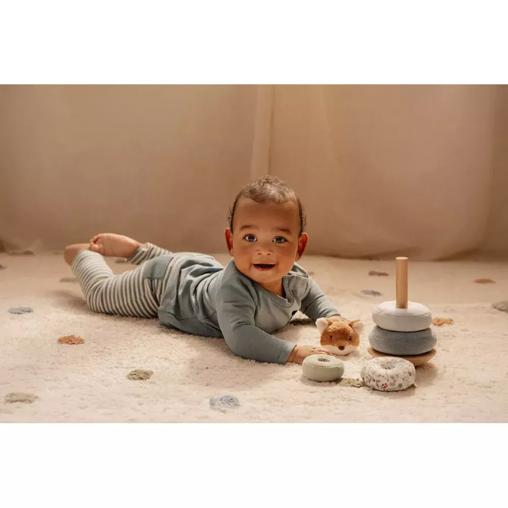 Impilabile Morbido Little Dutch Forest Friends con bambino sdraiato