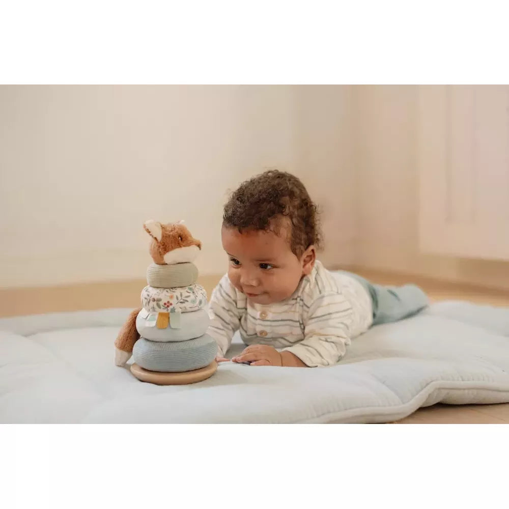 Impilabile Morbido Little Dutch Forest Friends con bambino su tappeto