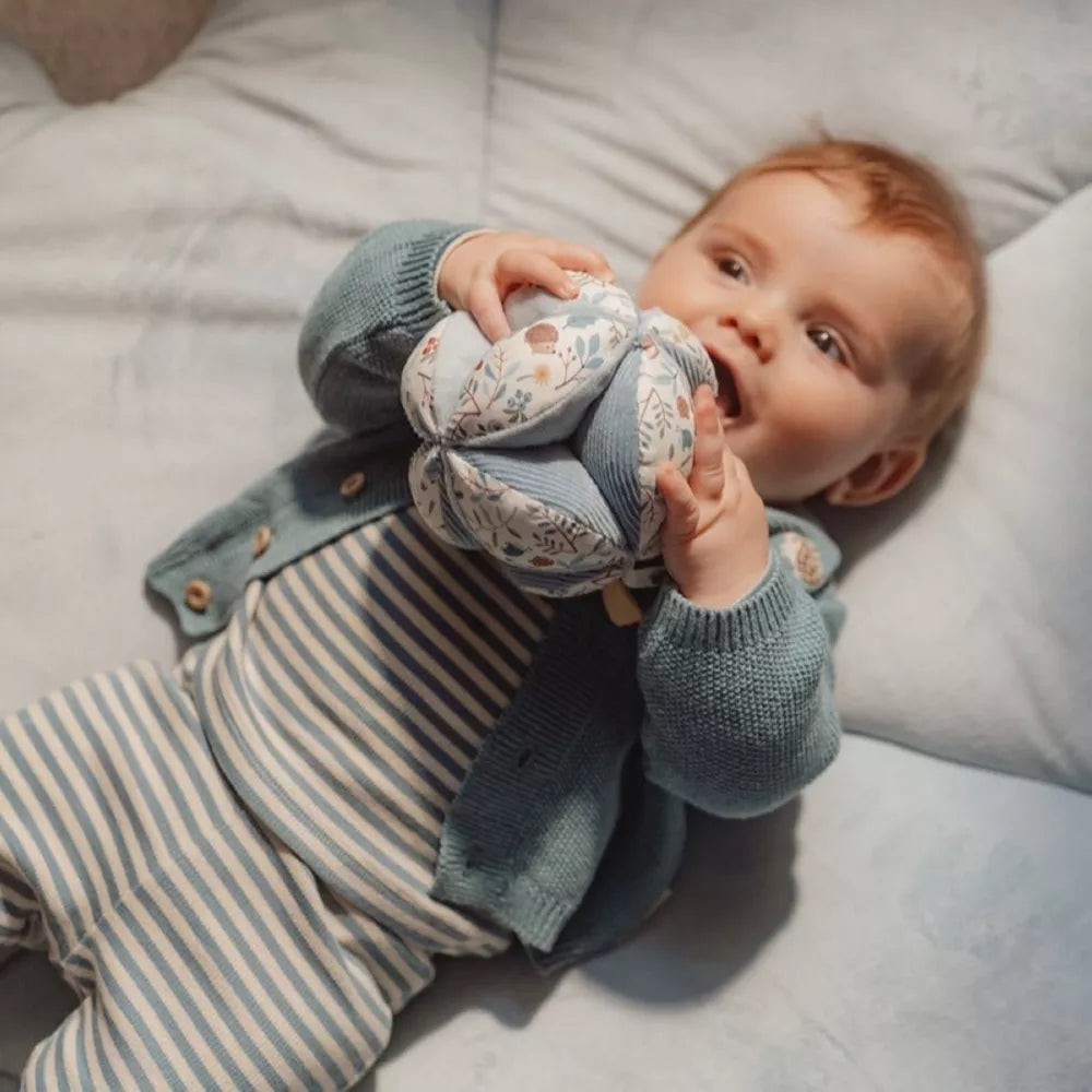 Bambino gioca con la Pallina Little Dutch Forest Friends