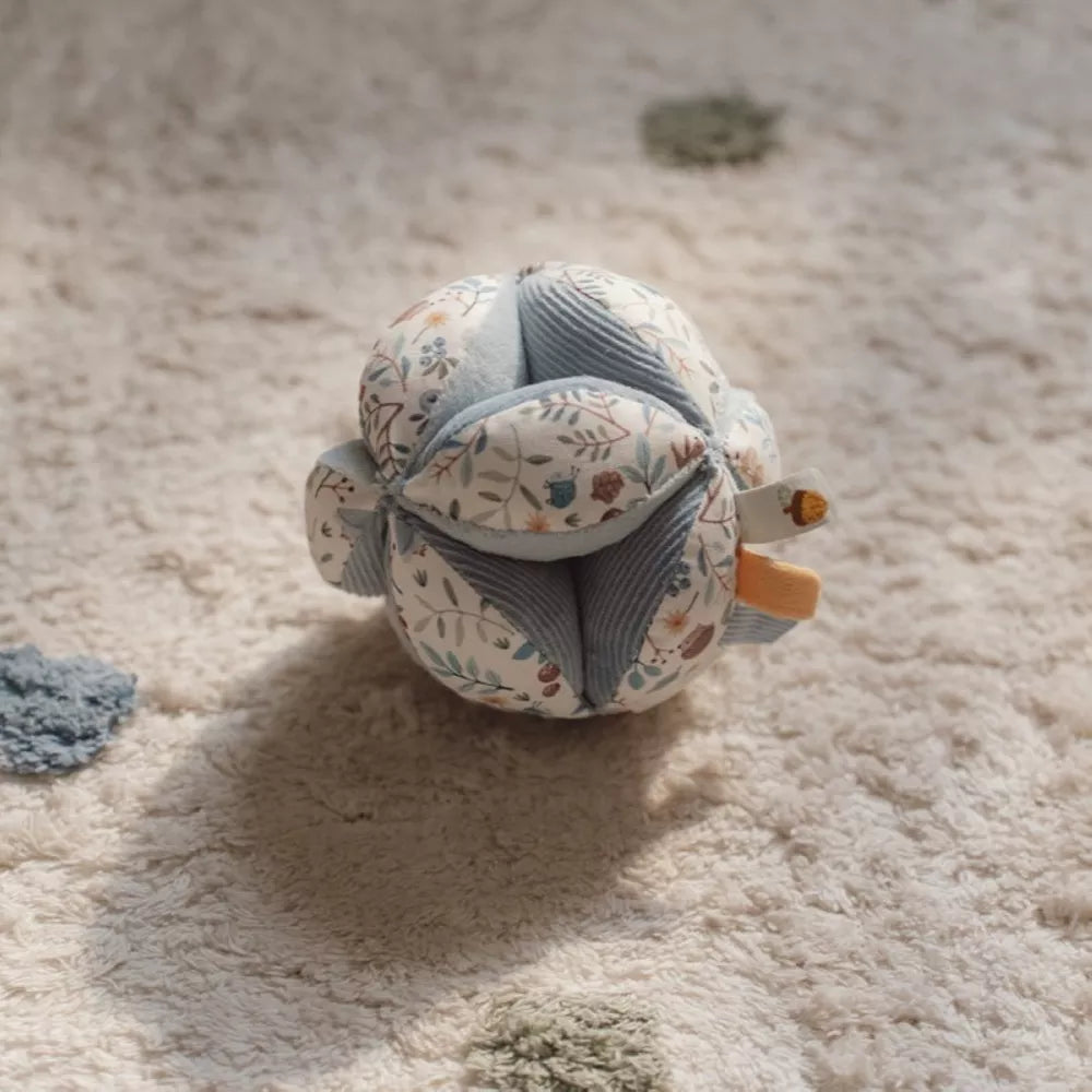 Pallina Little Dutch Forest Friends sul tappeto