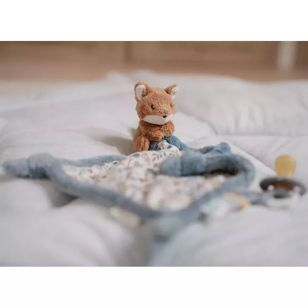 Doudou Little Dutch Forest Friends sul tappeto gioco