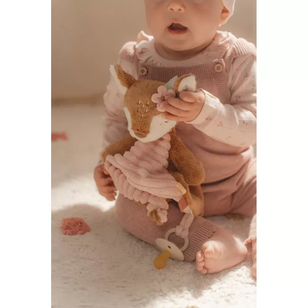 Bambina stringe il Doudou Cerbiatto Little Dutch