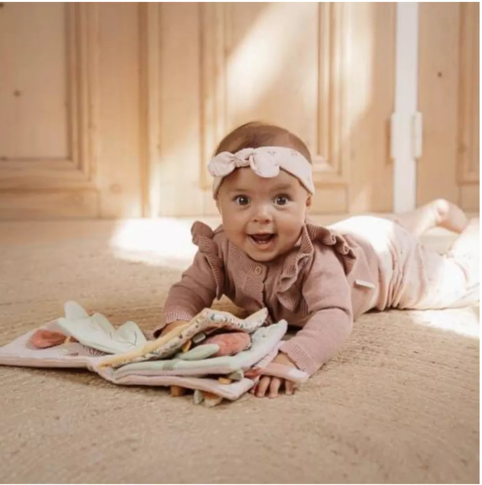 Bambina gioca con il Libro in Stoffa Fairy Garden Little Dutch