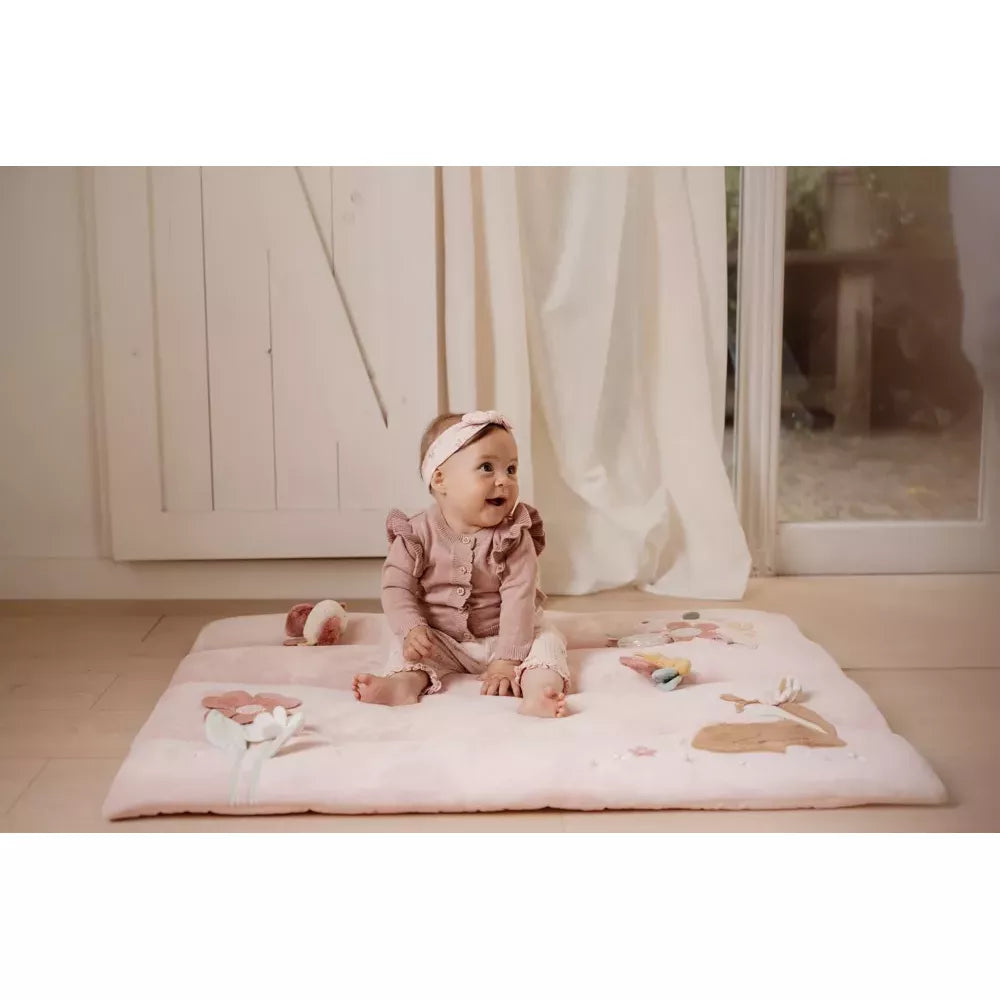 Bambina seduta sul Tappeto Gioco Little Dutch Fairy Garden