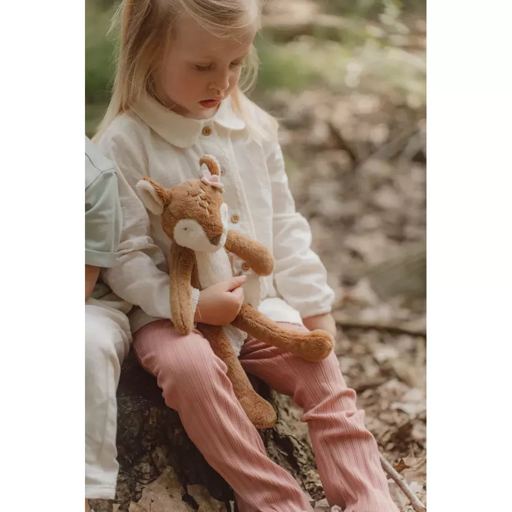 Bambina con il braccio il Peluche Cerbiatto Little Dutch 33 cm