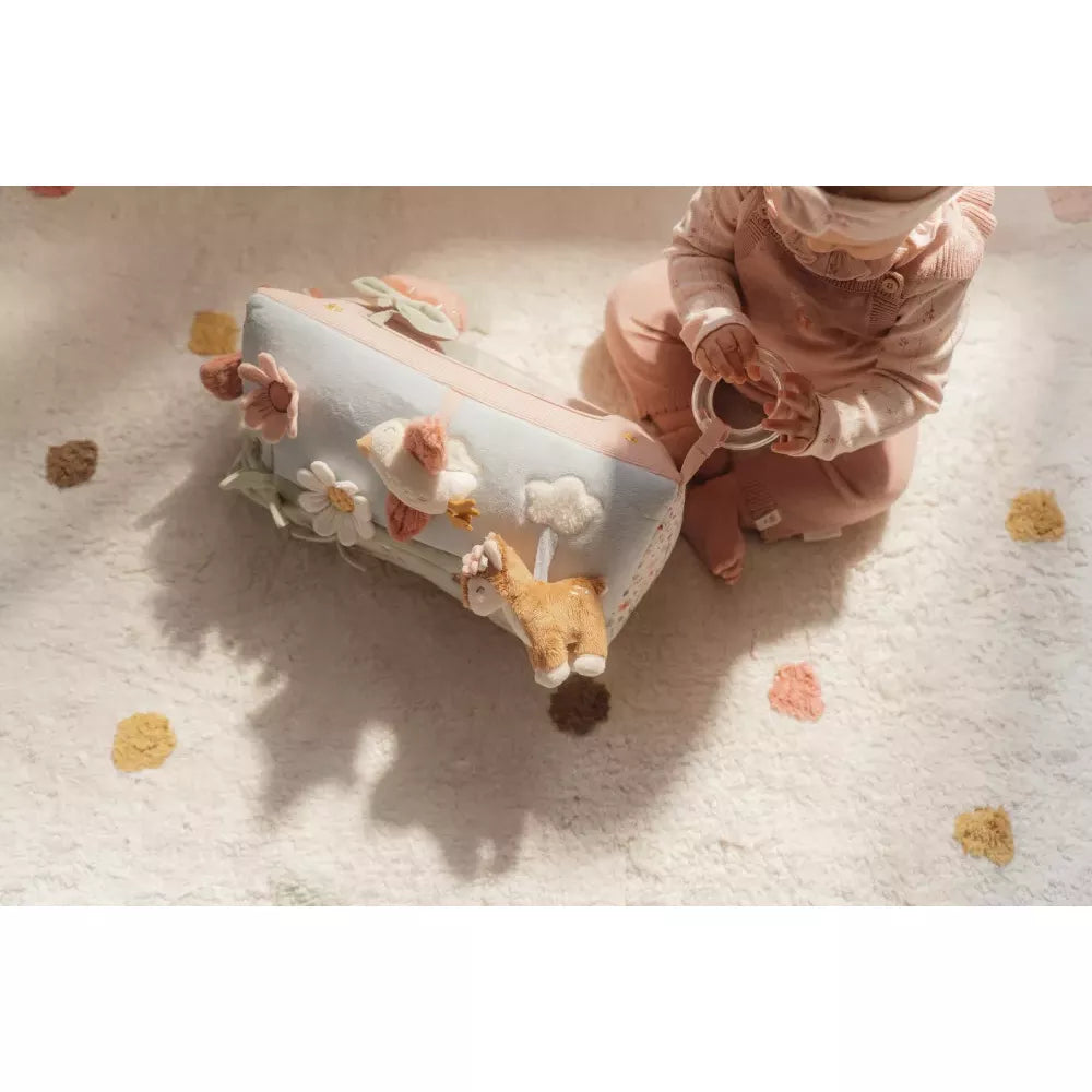 Bambina gioca con il Triangolo Multiattività Little Dutch Fairy Garden