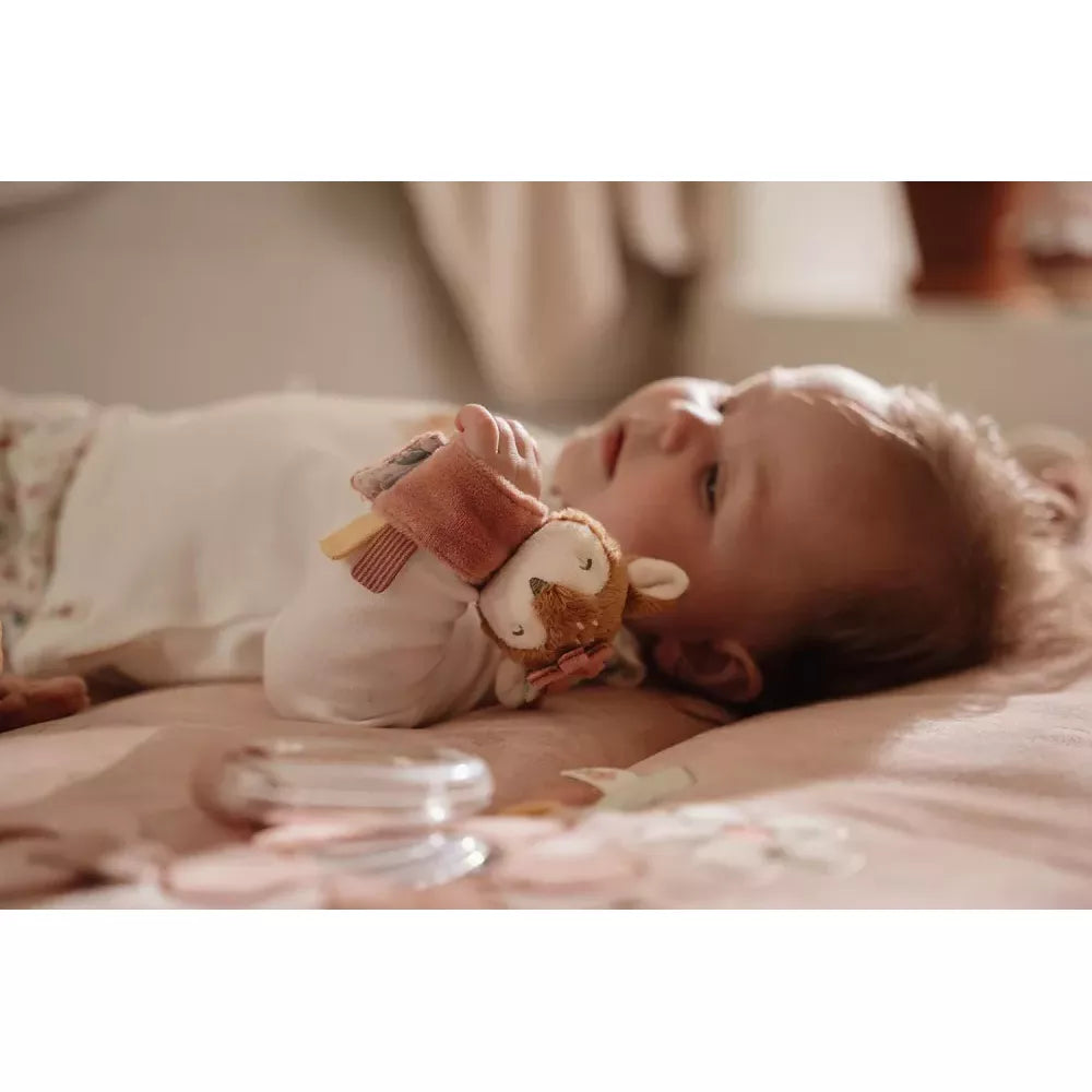 Bracciale Sonaglio Cervo Little Dutch al polso di una bimba