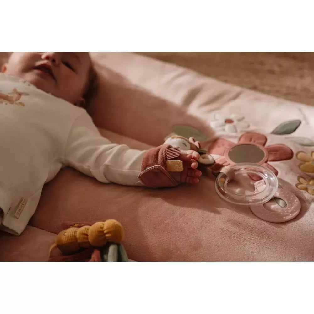 Bracciale Sonaglio Cervo Little Dutch abbinato al tappeto gioco Fairy Garden