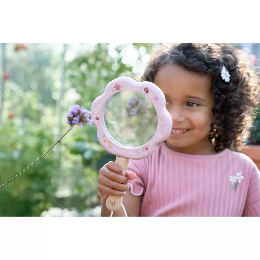 Bambina usa la Lente d'Ingrandimento in Legno Little Dutch Fairy Garden
