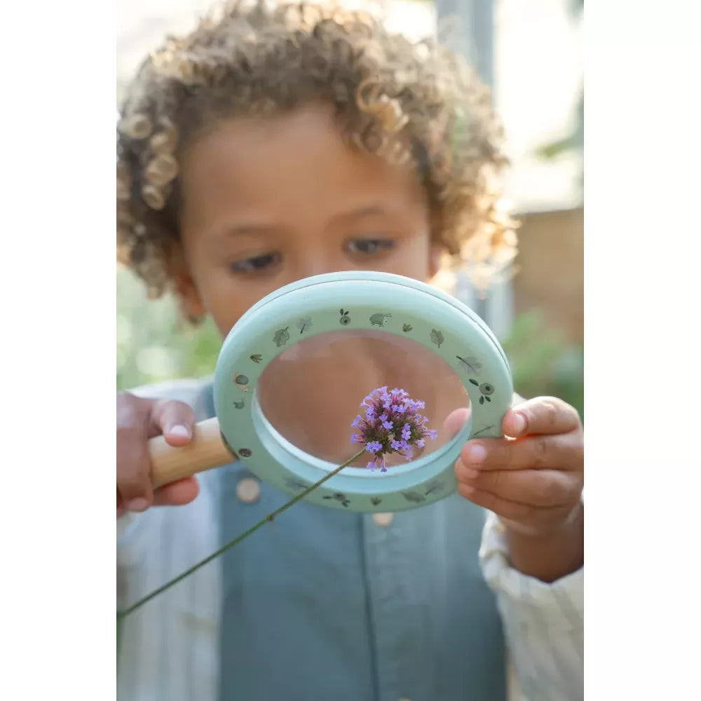 Bambino usa la Lente d'Ingrandimento in Legno Little Dutch Faorest Friends