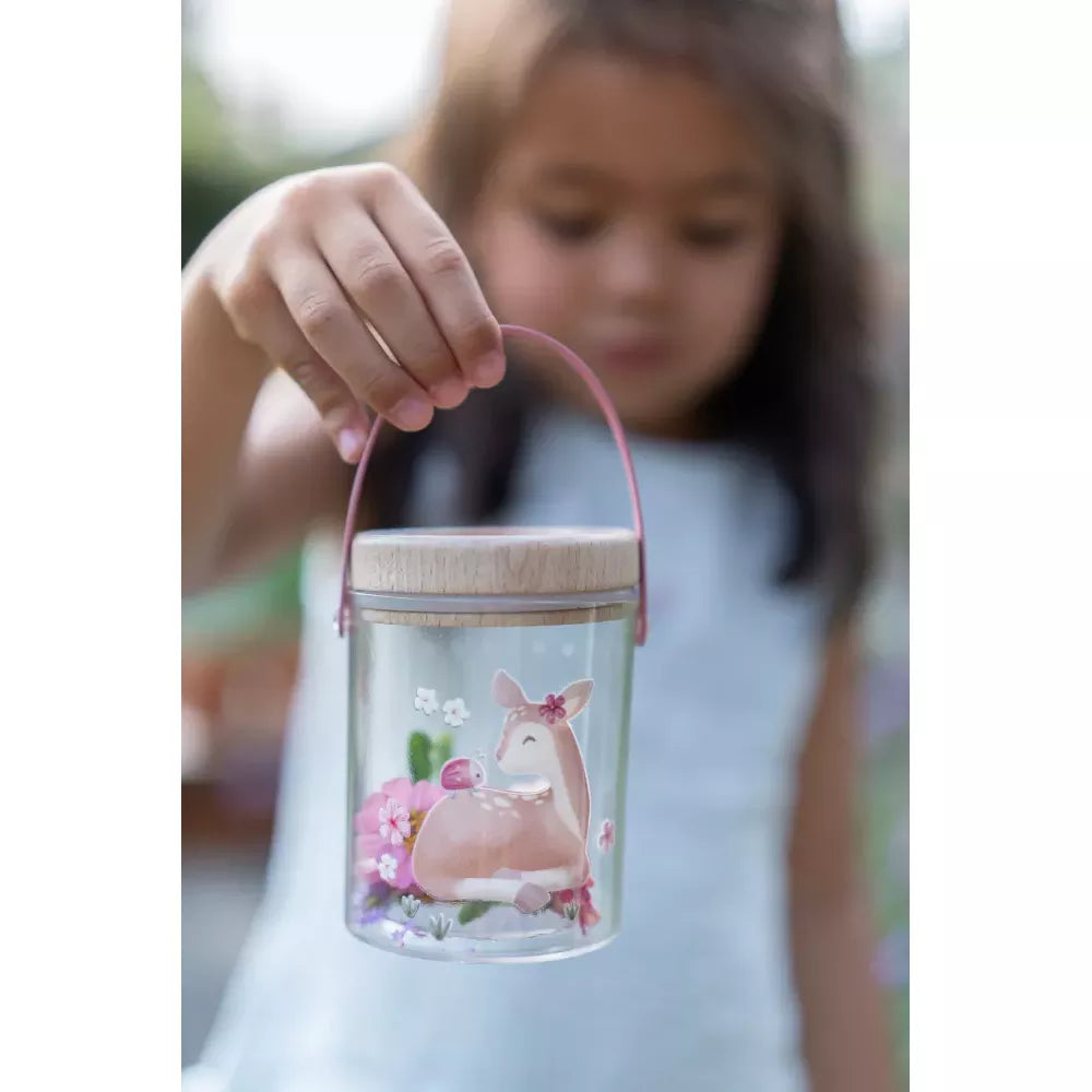 Bambina tiene in mano il Barattolo per gli Insetti Little Dutch Fairy Garden