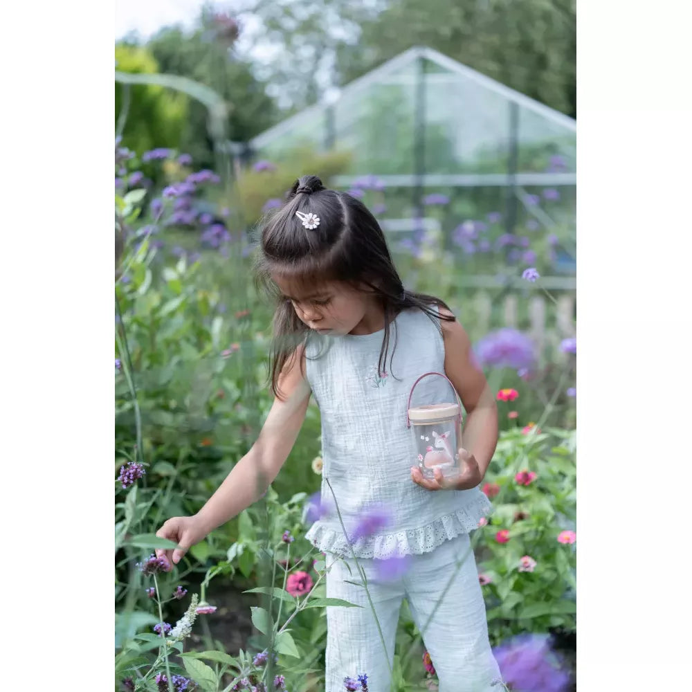 Bambina gioca in giardino con il Barattolo per gli Insetti Little Dutch Fairy Garden