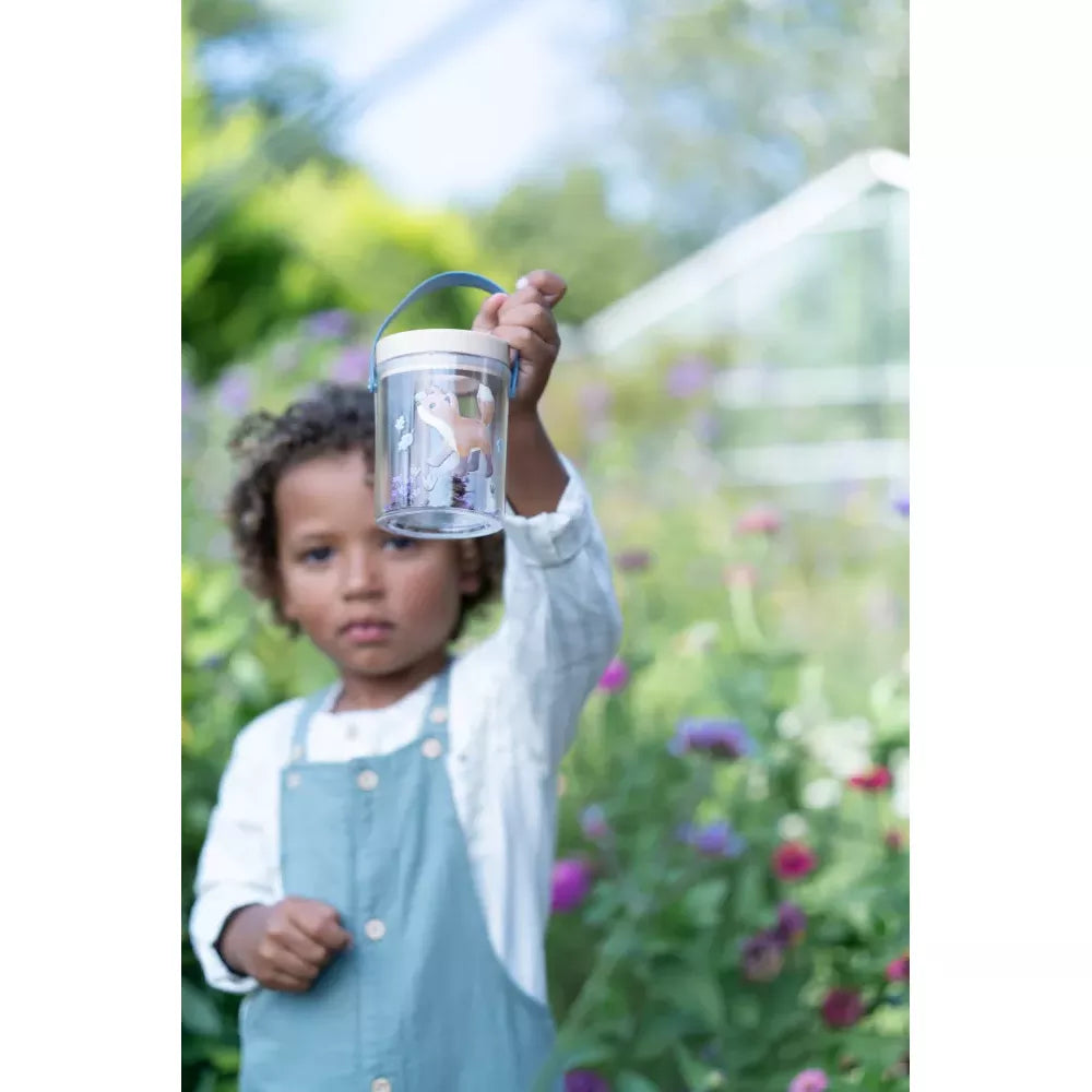 Bambino mostra il suo Barattolo per gli Insetti Little Dutch Forest Friends