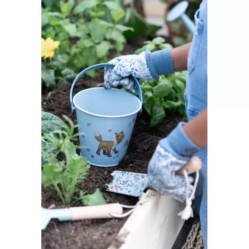 Bambino usa il Secchiello da Giardino Little Dutch Forest Friends
