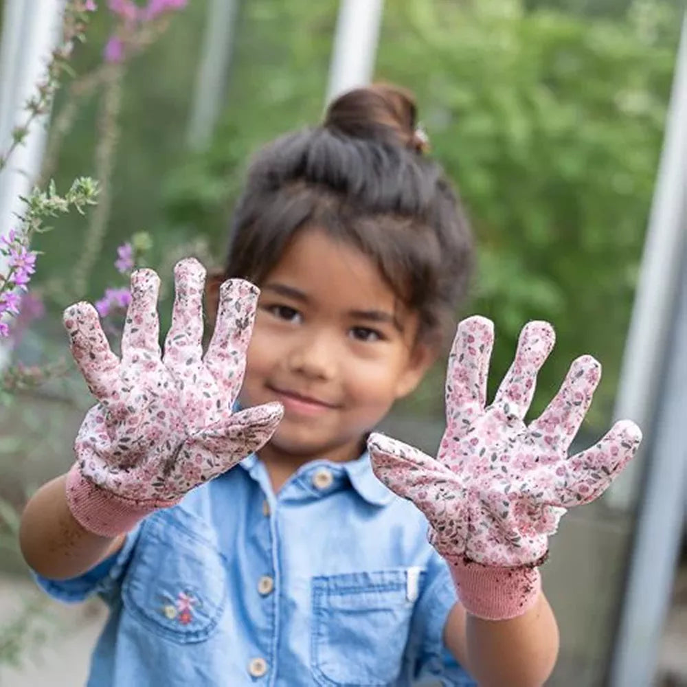 Bambina indossa i Guanti da Giardinaggio per Bambini Little Dutch Fairy Garden