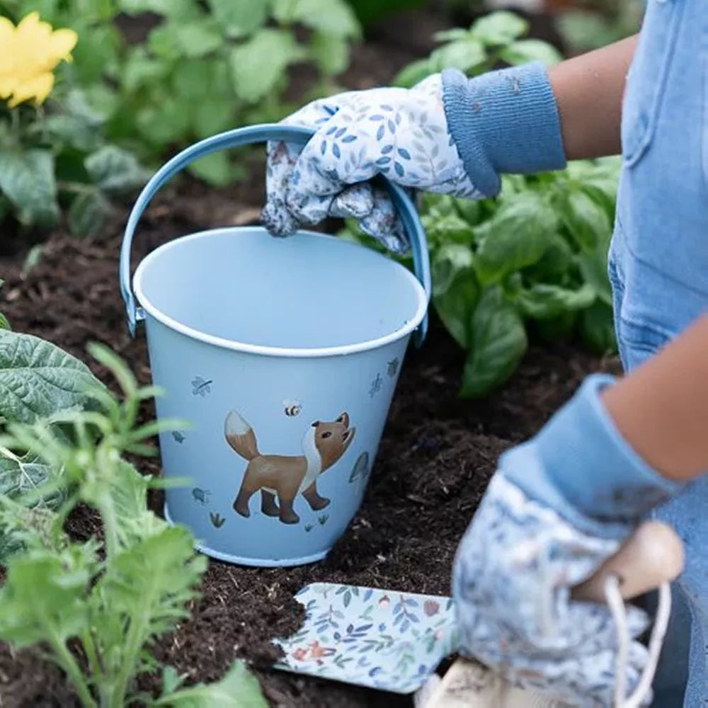 Bambino indossa i Guanti da Giardinaggio per Bambini Little Dutch Forest Friends