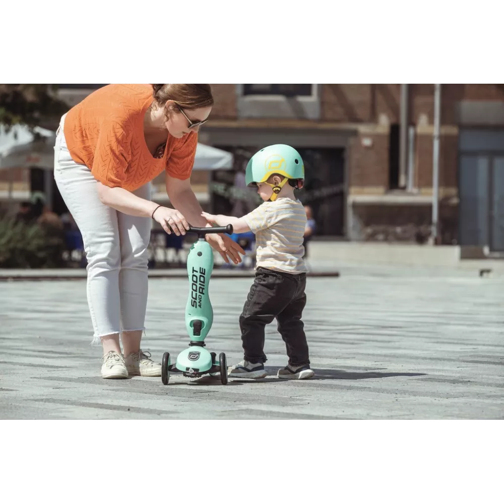 Bambino e mamma con il Monopattino Trasformabile Highwaykick 1 Scoot and Ride