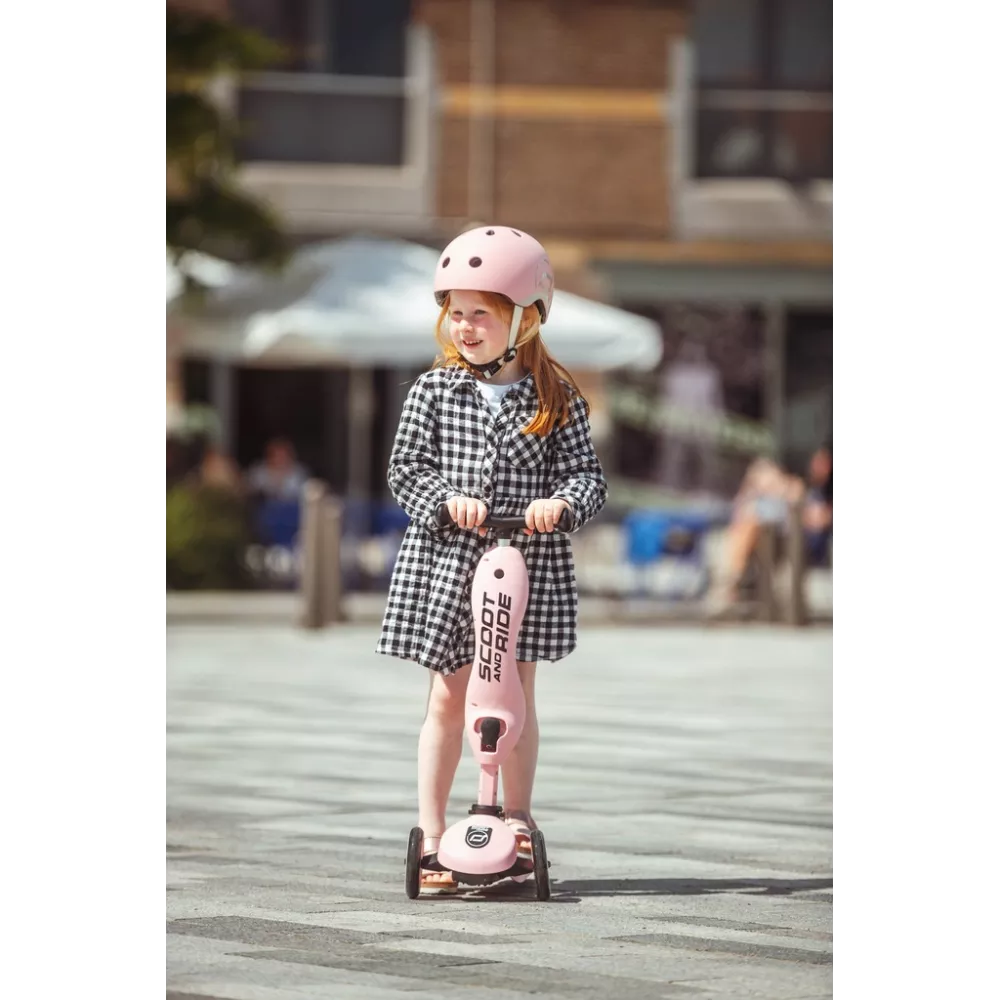Bambina sul Monopattino Trasformabile Highwaykick 1 Scoot and Ride