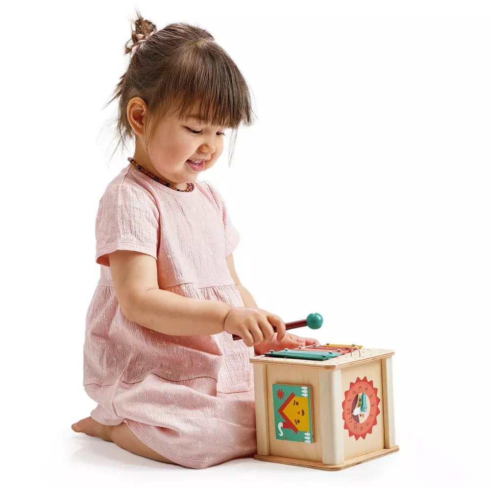 Bambina suona con il Cubo Attività Mentari