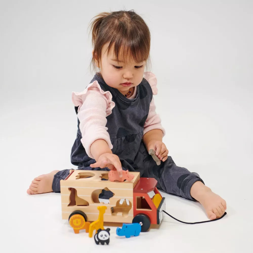 Bambina gioca con il Camion Safari delle Forme Mentari