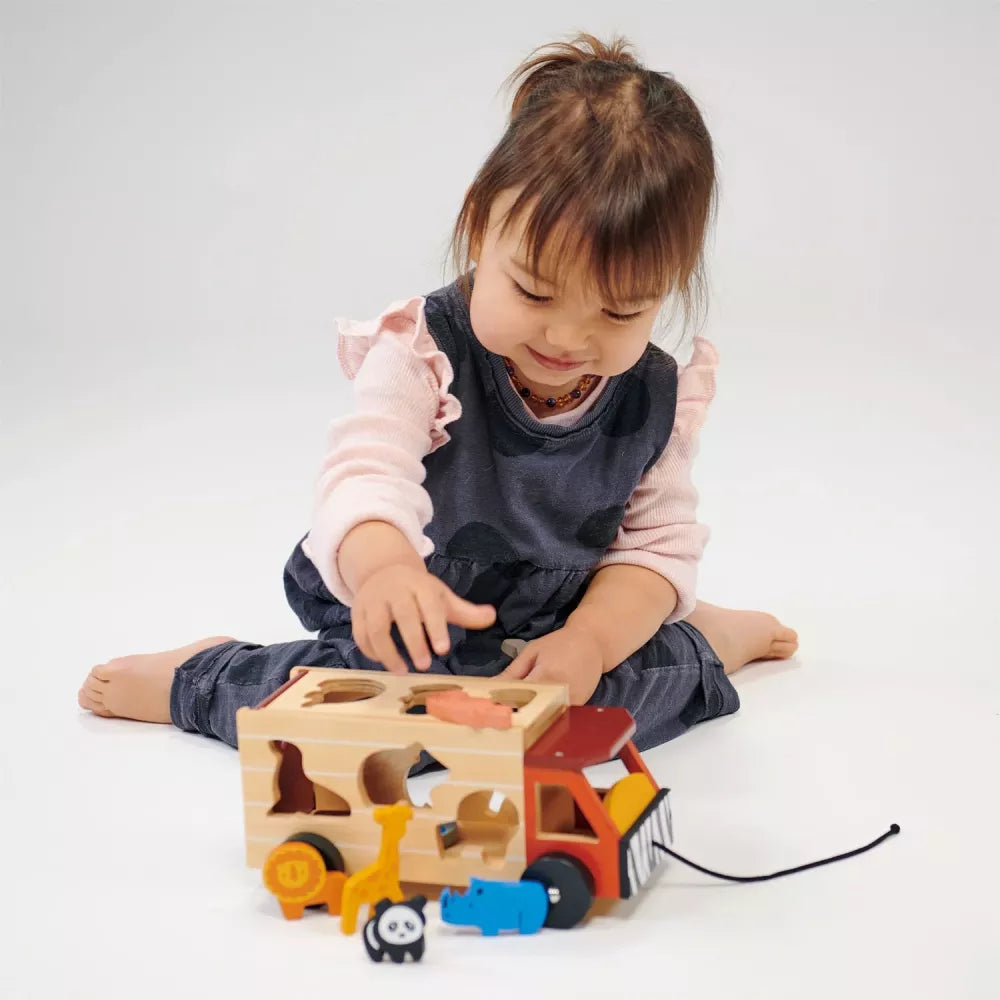Bambina inserisce le forme nel Camion Safari delle Forme Mentari