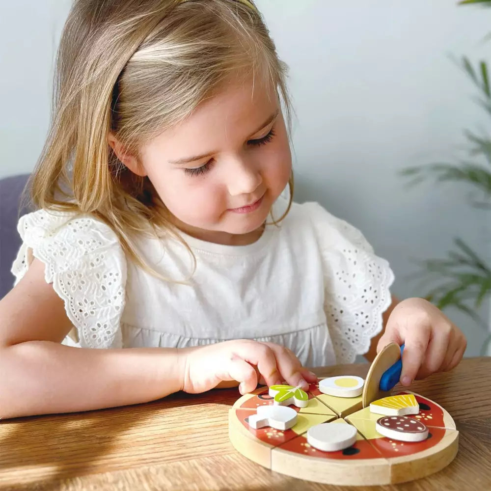 Bambina gioca a tagliare la Pizza Mentari