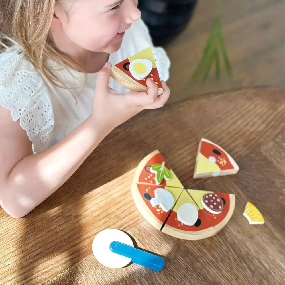 Bambina gioca con la Pizza Mentari