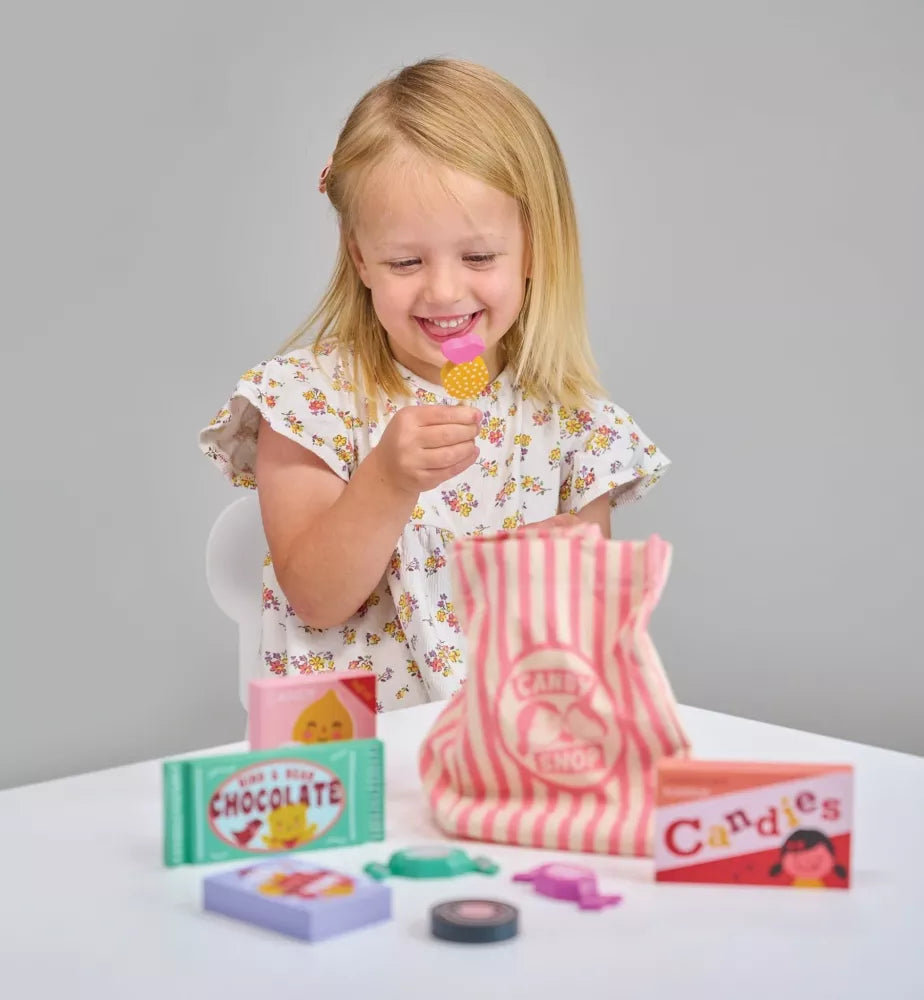 Bambina gioca con il Sacchetto di Caramelle Mentari