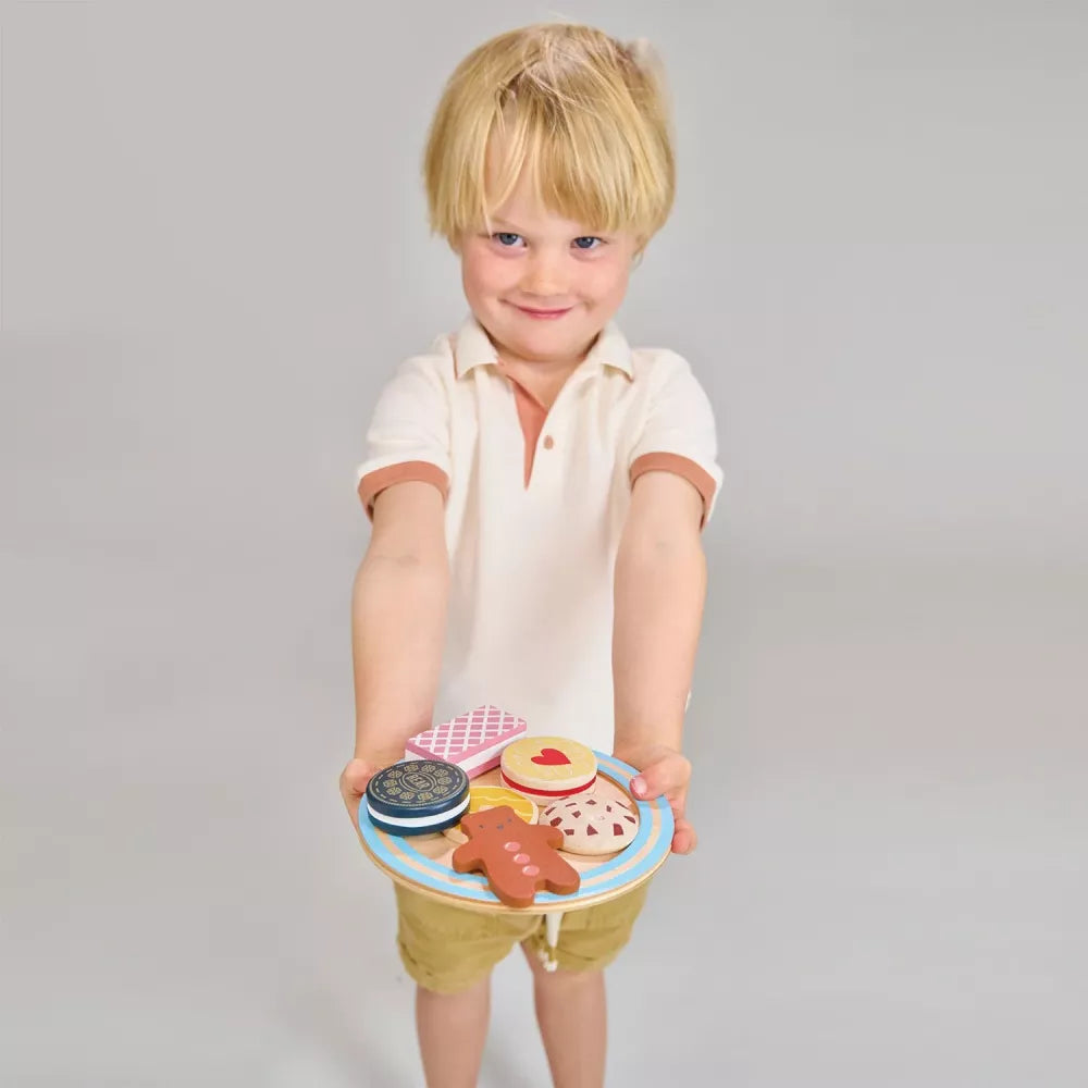 Bambino con i Biscotti per il Tè Mentari