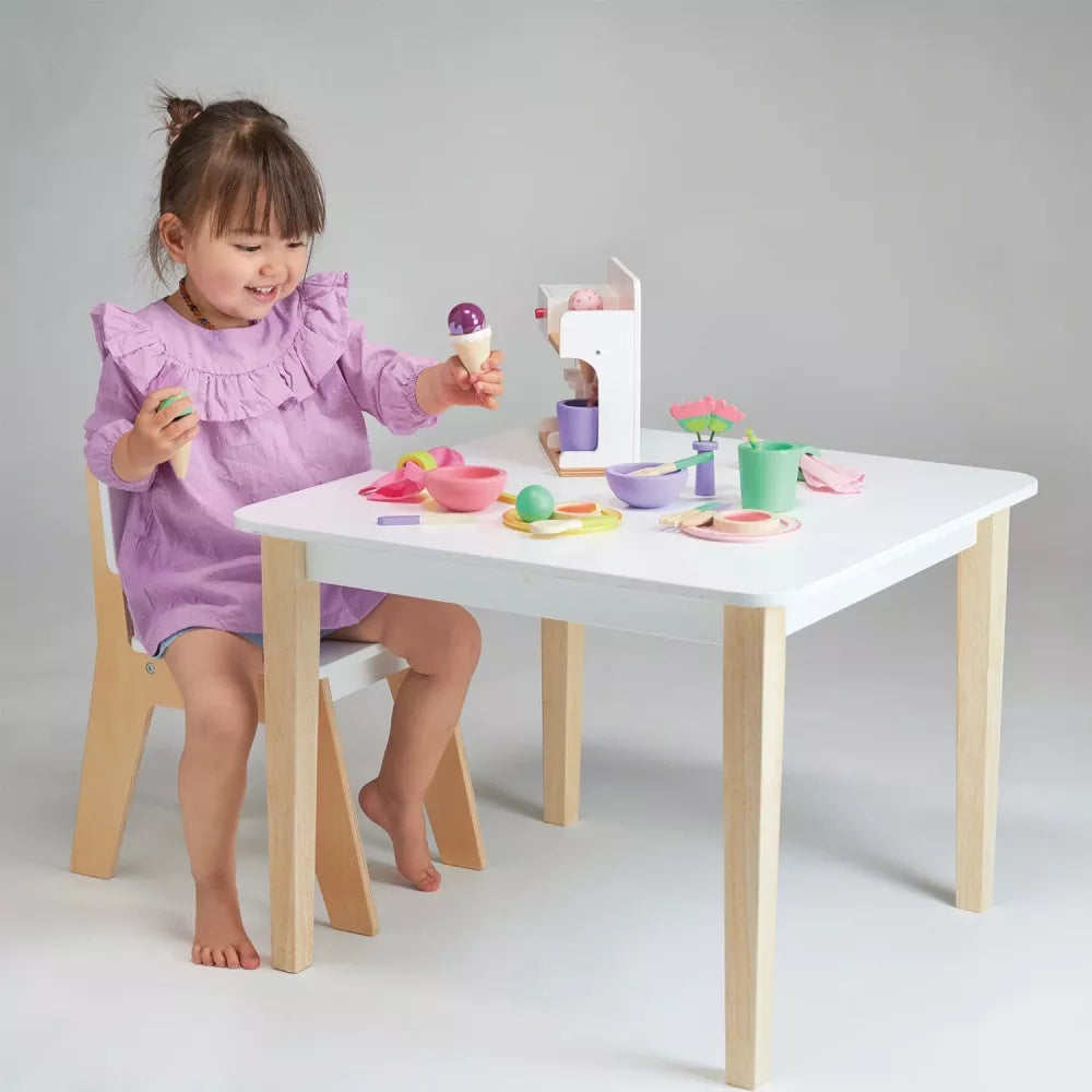 Bambina gioca con il Set Pranzo Party Time Mentari e altri giocattoli